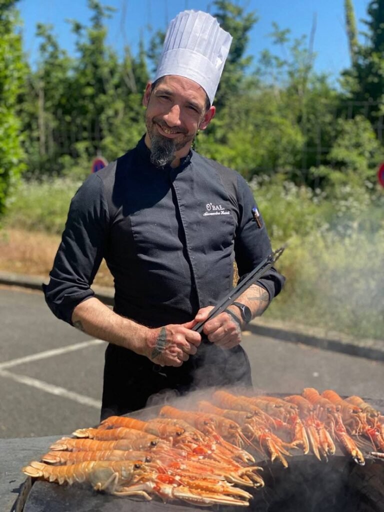 barbecue alexandre alexandre henot devant le barbecue